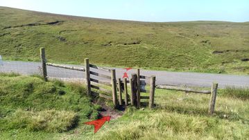 A photo of step 8 of the Axe Edge Walk route, with red arrows superimposed to show the way.