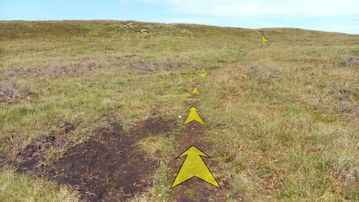 A photo of step 22 of the Axe Edge Walk route, with yellow arrows superimposed to show the way.