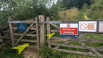 A photo of step 25 of the Bamford Edge Walk route, with yellow arrows superimposed to show the way.