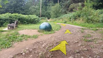 A photo of step 26 of the Bamford Edge Walk route, with yellow arrows superimposed to show the way.