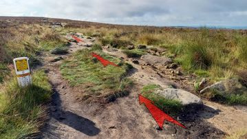 A photo of step 4 of the Burbage Rocks & Higger Tor Walk route, with red arrows superimposed to show the way.
