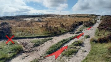 A photo of step 5 of the Burbage Rocks & Higger Tor Walk route, with red arrows superimposed to show the way.