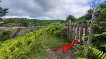 A photo of step 18 of the Burbage Rocks & Higger Tor Walk route, with red arrows superimposed to show the way.