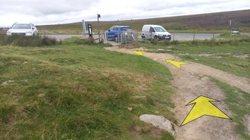 A photo of step 39 of the Burbage Rocks & Higger Tor Walk route, with yellow arrows superimposed to show the way.