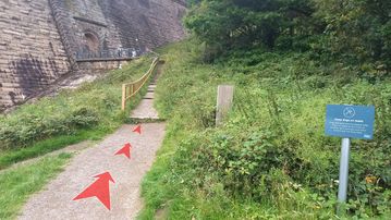 A photo of step 4 of the Derwent Reservoir Walk route, with red arrows superimposed to show the way.