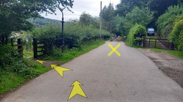 A photo of step 29 of the Derwent Reservoir Walk route, with yellow arrows superimposed to show the way.