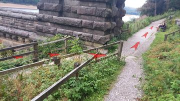 A photo of step 5 of the Derwent Reservoir Walk route, with red arrows superimposed to show the way.