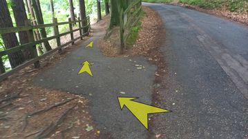 A photo of step 33 of the Derwent Reservoir Walk route, with yellow arrows superimposed to show the way.