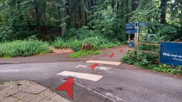 A photo of step 1 of the Derwent Reservoir Walk route, with red arrows superimposed to show the way.