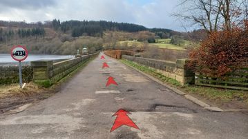 A photo of step 9 of the Fernilee Reservoir Walk route, with red arrows superimposed to show the way.