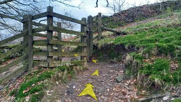 A photo of step 19 of the Fernilee Reservoir Walk route, with yellow arrows superimposed to show the way.