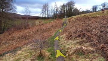 A photo of step 20 of the Fernilee Reservoir Walk route, with yellow arrows superimposed to show the way.
