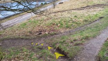 A photo of step 22 of the Fernilee Reservoir Walk route, with yellow arrows superimposed to show the way.