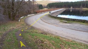 A photo of step 23 of the Fernilee Reservoir Walk route, with yellow arrows superimposed to show the way.