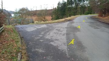 A photo of step 25 of the Fernilee Reservoir Walk route, with yellow arrows superimposed to show the way.