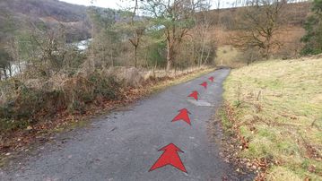 A photo of step 3 of the Fernilee Reservoir Walk route, with red arrows superimposed to show the way.