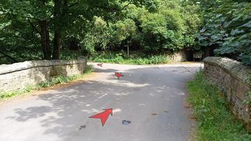 A photo of step 2 of the Kinder Reservoir Walk route, with red arrows superimposed to show the way.