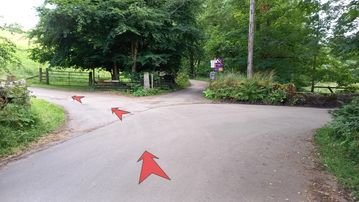 A photo of step 4 of the Kinder Reservoir Walk route, with red arrows superimposed to show the way.