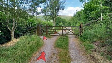A photo of step 6 of the Kinder Reservoir Walk route, with red arrows superimposed to show the way.