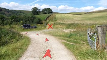 A photo of step 7 of the Kinder Reservoir Walk route, with red arrows superimposed to show the way.