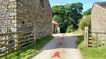 A photo of step 8 of the Kinder Reservoir Walk route, with red arrows superimposed to show the way.