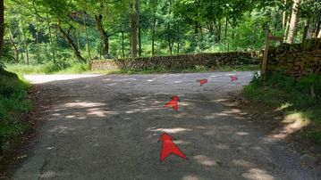 A photo of step 9 of the Kinder Reservoir Walk route, with red arrows superimposed to show the way.