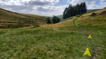 A photo of step 20 of the Kinder Reservoir Walk route, with yellow arrows superimposed to show the way.