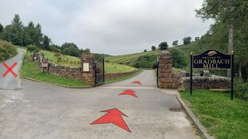 A photo of step 2 of the Lud's Church Walk route, with red arrows superimposed to show the way.