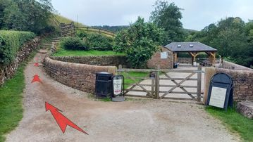 A photo of step 4 of the Lud's Church Walk route, with red arrows superimposed to show the way.