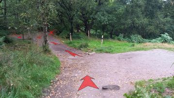 A photo of step 12 of the Lud's Church Walk route, with red arrows superimposed to show the way.
