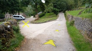 A photo of step 34 of the Lud's Church Walk route, with yellow arrows superimposed to show the way.