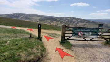 A photo of step 1 of the Wildmoorstone Valley Walk route, with red arrows superimposed to show the way.